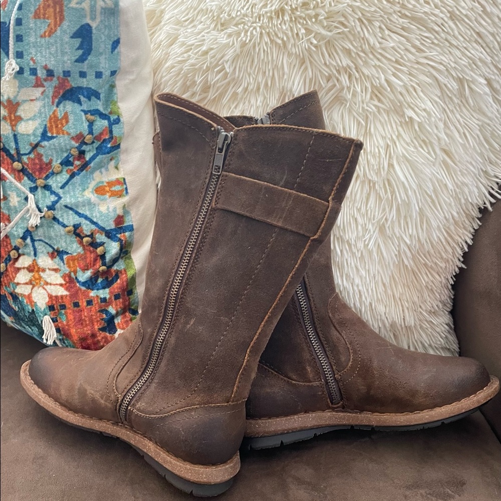 BORN Never been worn! Womens Tonic Distressed Casual Weather Boot.